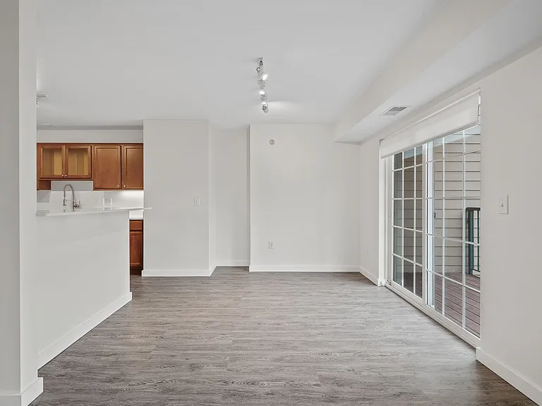 500 W Franklin Ave — Photo 16
