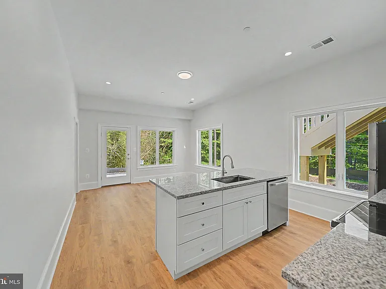 10205 Sorrel Ave — Photo 5