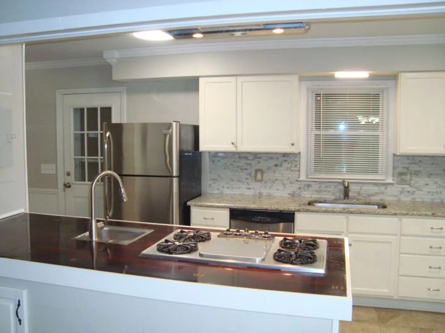 Renovated 4 bedroom available now to rent! — Photo 3