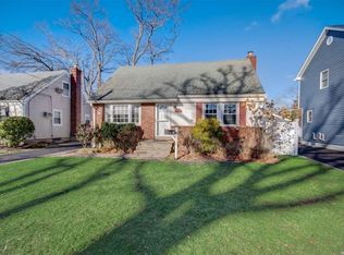15 Chapin Ave, Merrick, NY 11566