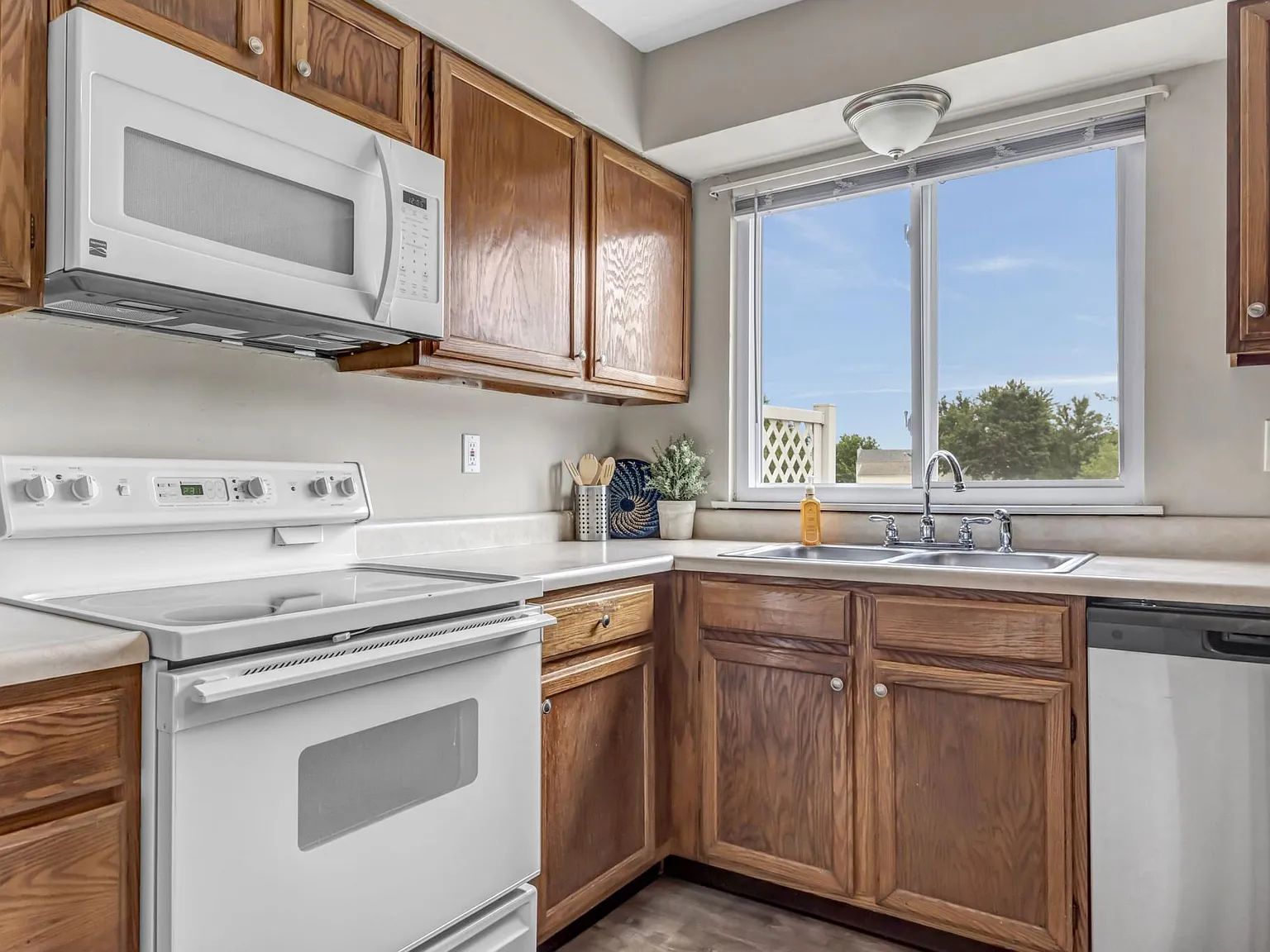 3 bed, 2.5 bath, 1300 sqft, $2,200 — Photo 4