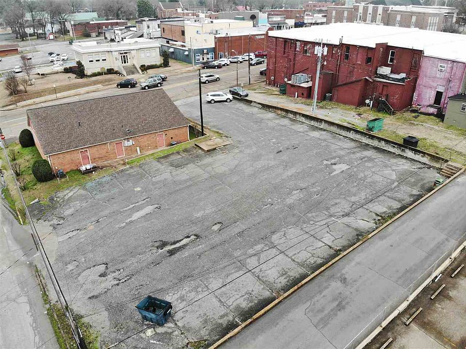 1st image of 122 E Main St
