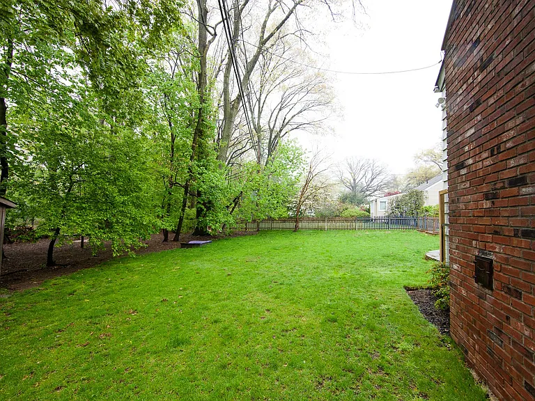 30 Chestnut Hill Pl — Photo 3