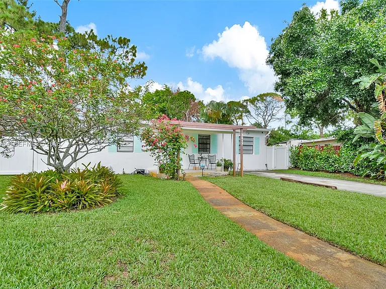 2217 SW 1st Ct — Photo 8