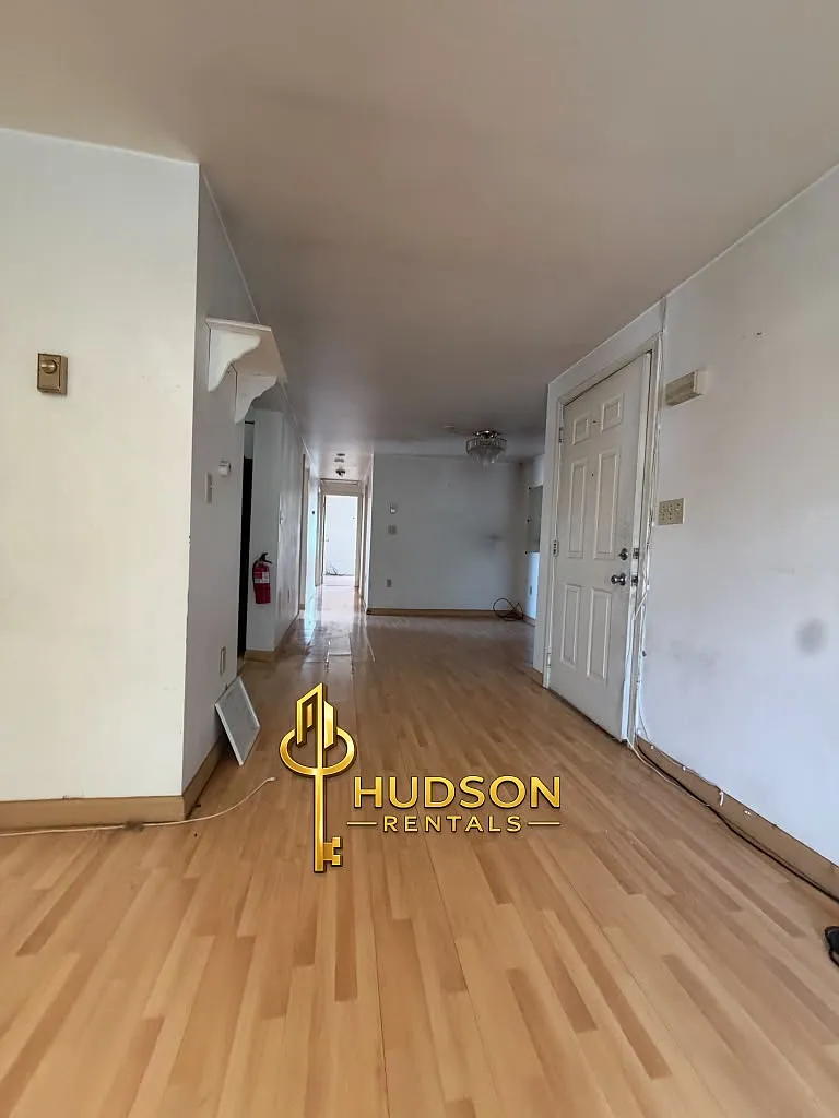 3 bed, 1000 sqft, $2,500 — Photo 3