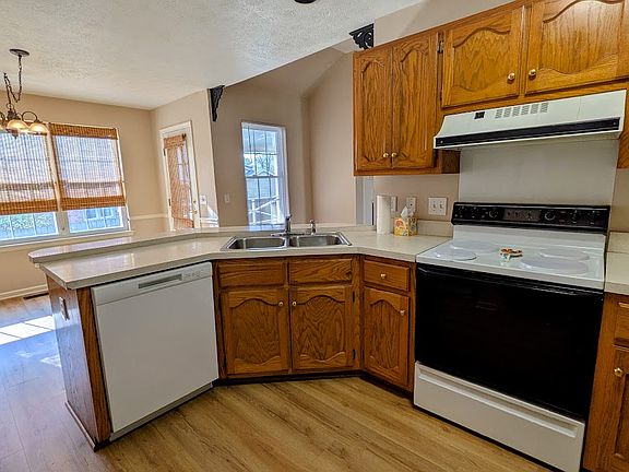 3rd image of 106 Dogwood Pl