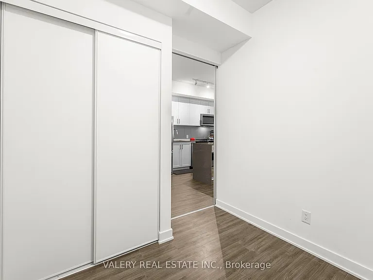 681 Yonge St #615 — Photo 8