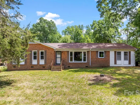 8315 Westbourne Dr, Charlotte, NC 28216