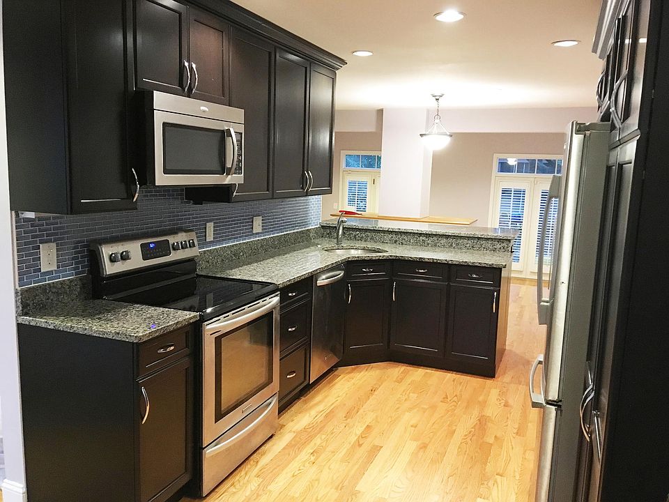 Gourmet kitchen, plenty of light, back splash, additional lights under cabinets. Stainless steel appliances.