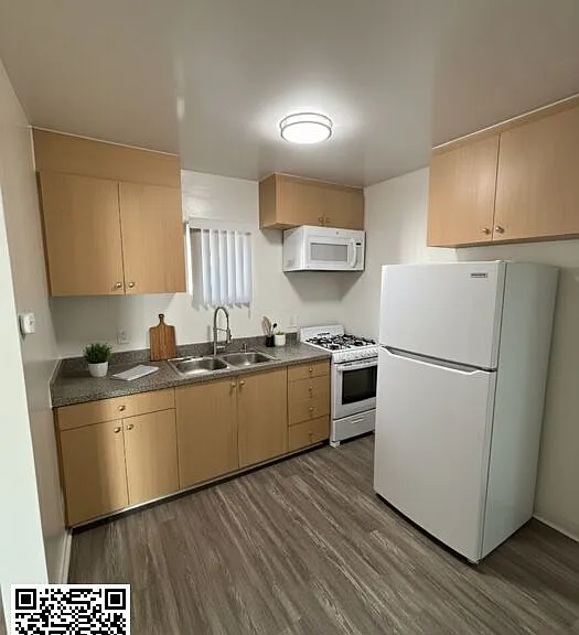 1211 W 28th St #7 — Photo 3