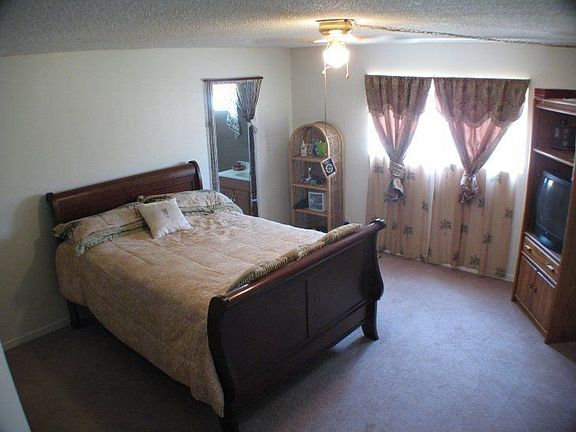 Master suite easily accomodates Cal-king, walk in closet and full master bath.