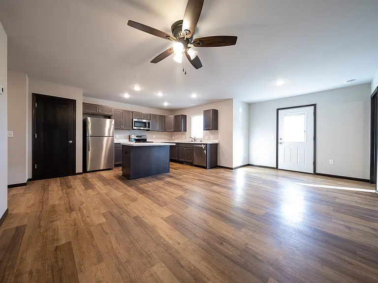 568 4th Circle Dr SE — Photo 3