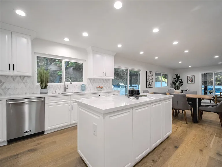 4732 Del Moreno Dr — Photo 15