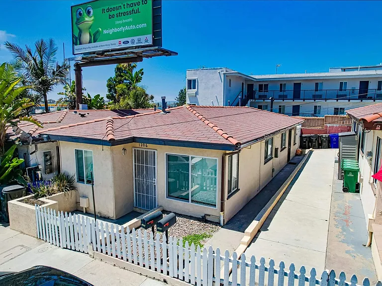 1208 Viola St — Photo 3