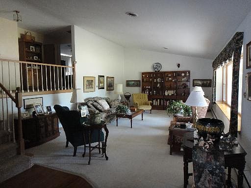 5th image of 860 Charles Ave