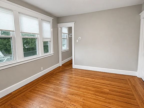 4th image of 207 Helen St Unit 2