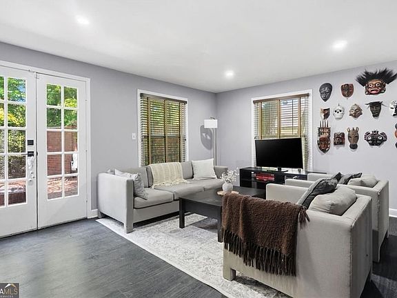 3rd image of 425 Jefferson Cir
