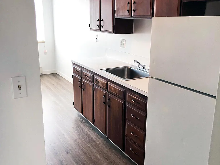 2121 E Jefferson St — Photo 11