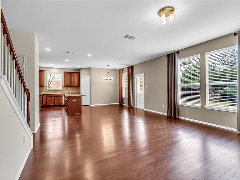 504 Hoot Owl Ln S — Photo 4