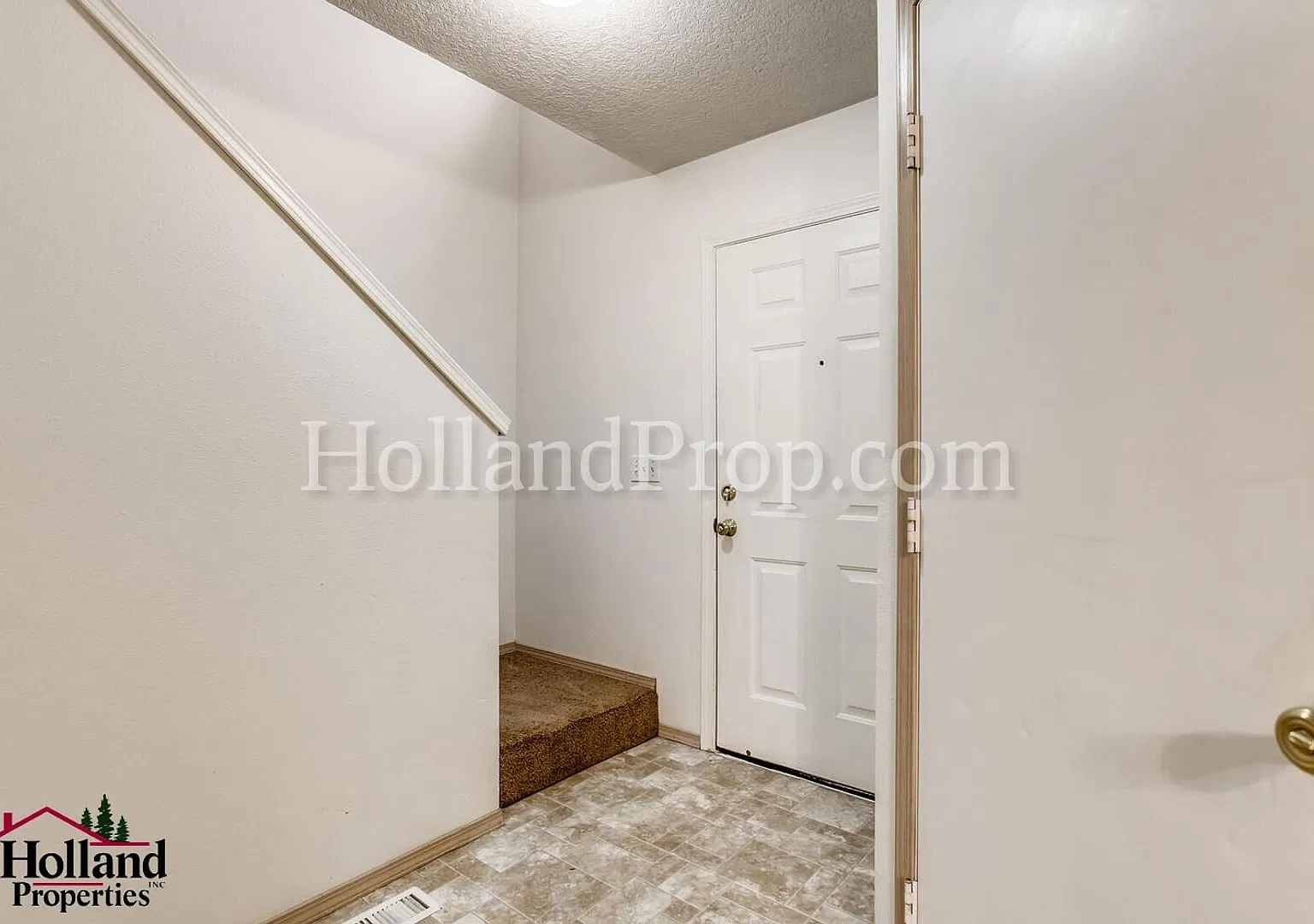 Coming Soon! Great Located 3 Bedroom 2 Bathroom Duplex With Fenced Yard! — Photo 3