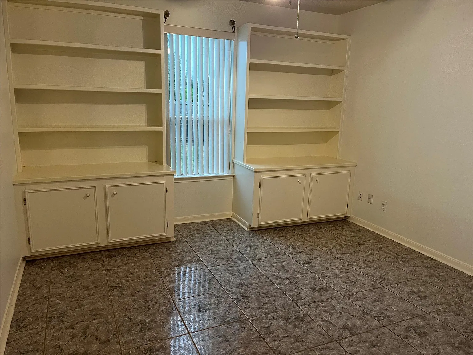 5 bed, 2.5 bath, 2947 sqft, $2,900 — Photo 3