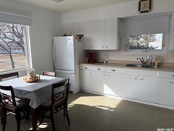 2nd image of 211 Throne STREET