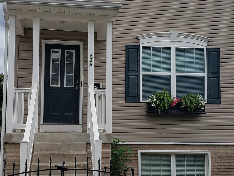 836 W Locust St — Photo 1