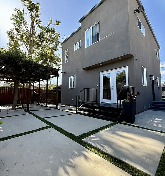 635 N Formosa Ave — Photo 2
