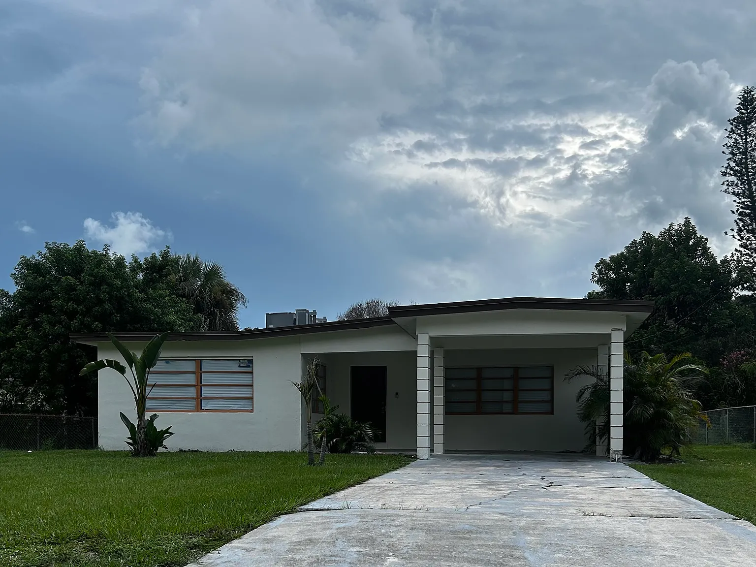 3 bed, 1424 sqft, $2,100 — Photo 1