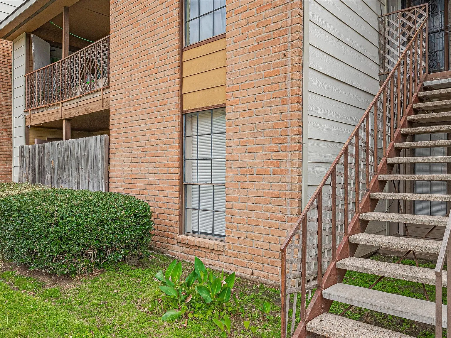1 bed, 1.0 bath, 802 sqft, $900 — Photo 2
