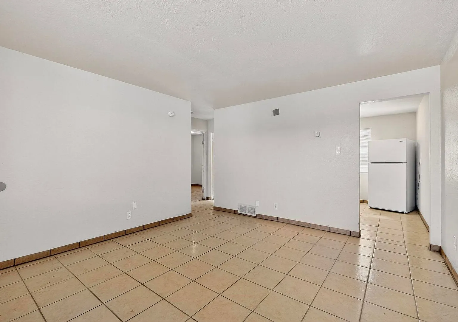 540 Cardenas Dr SE — Photo 2