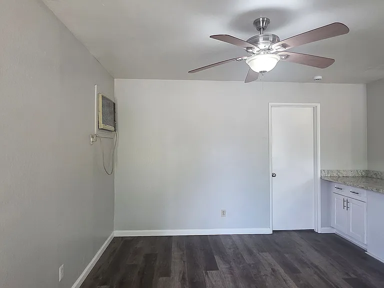 3250 Wright St — Photo 7