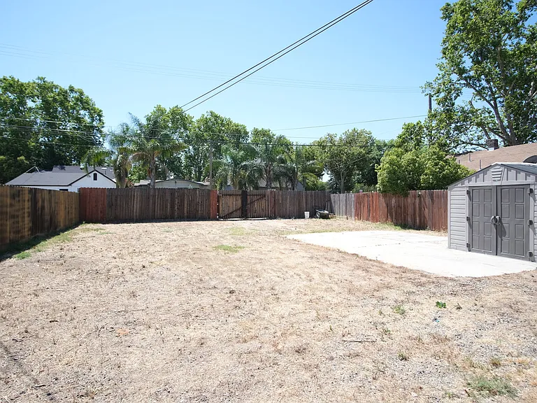 810 E Olive Ave — Photo 20