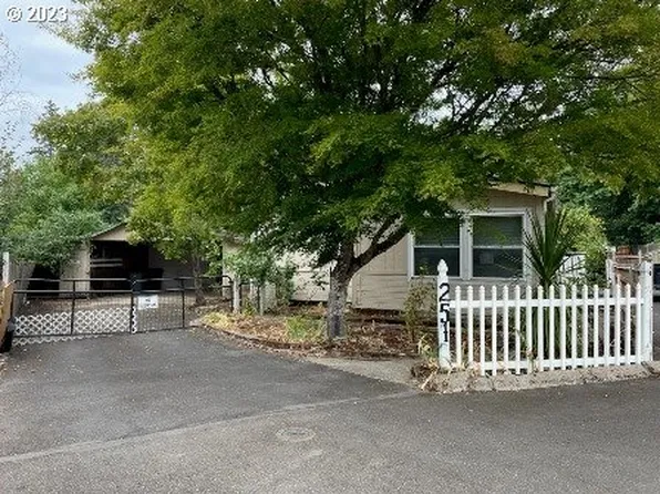 251 W 8th St, Lafayette, OR 97127