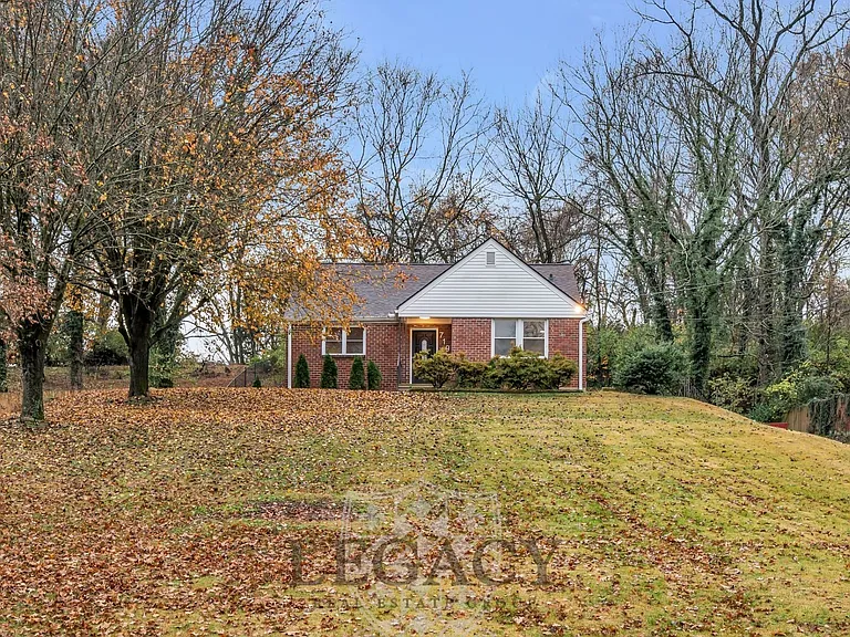 719 Woodmere Dr — Photo 1