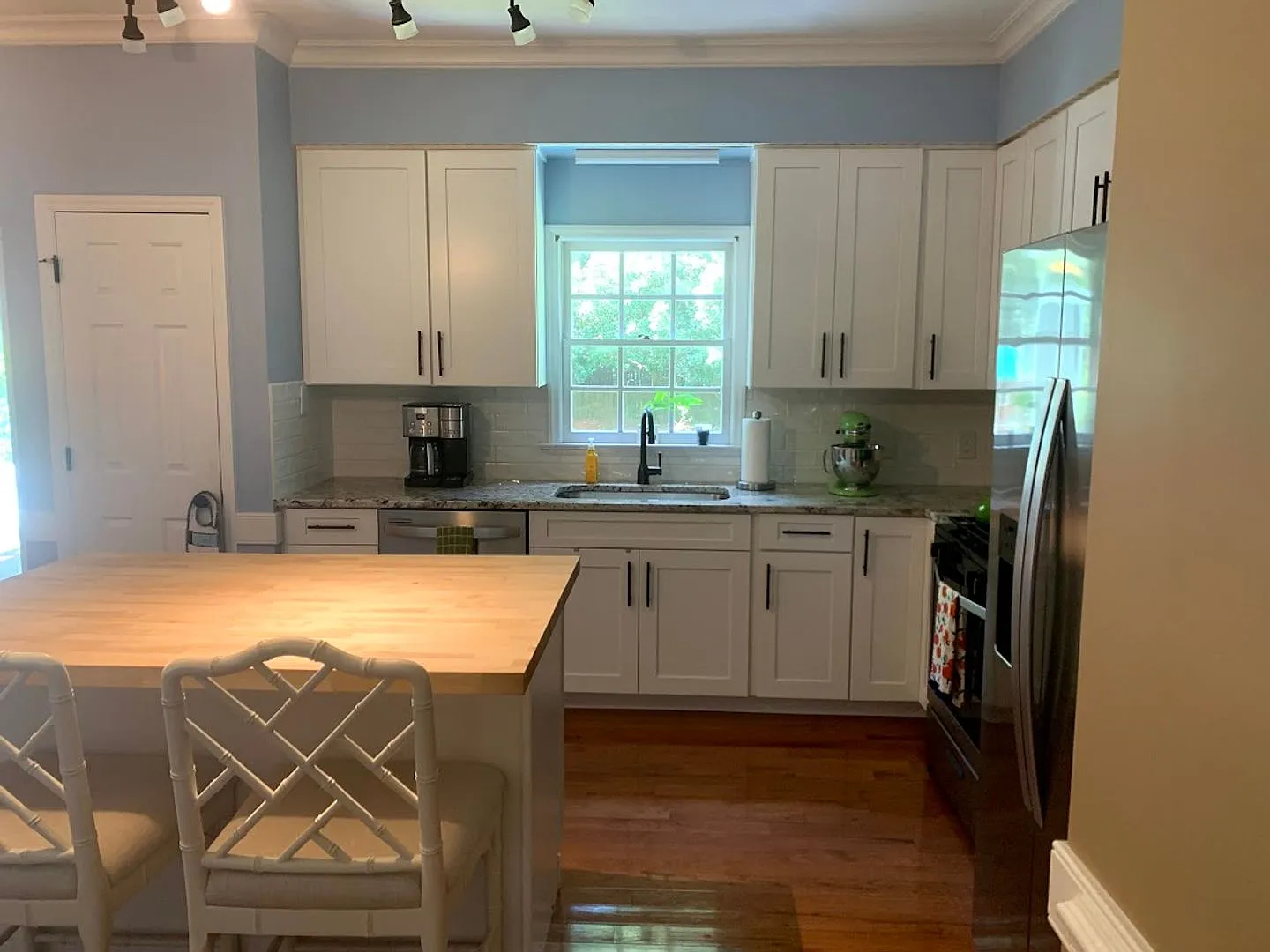 4 Bedroom Home in Maplewood — Photo 4