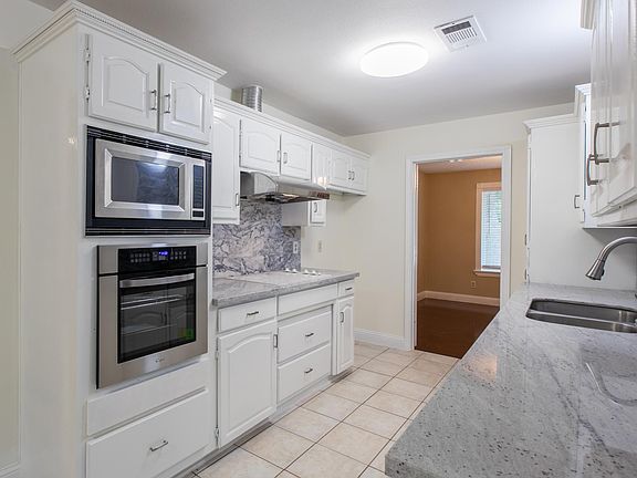 2nd image of 3113 Oxford Ct