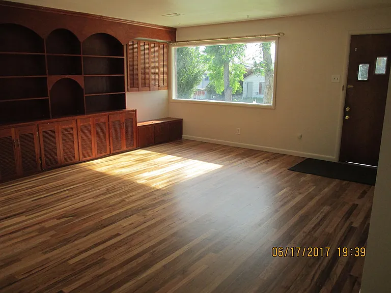 1122 S Cedar St — Photo 6