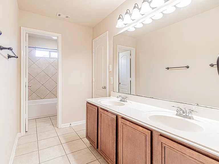 8707 Roswell Rdg — Photo 31
