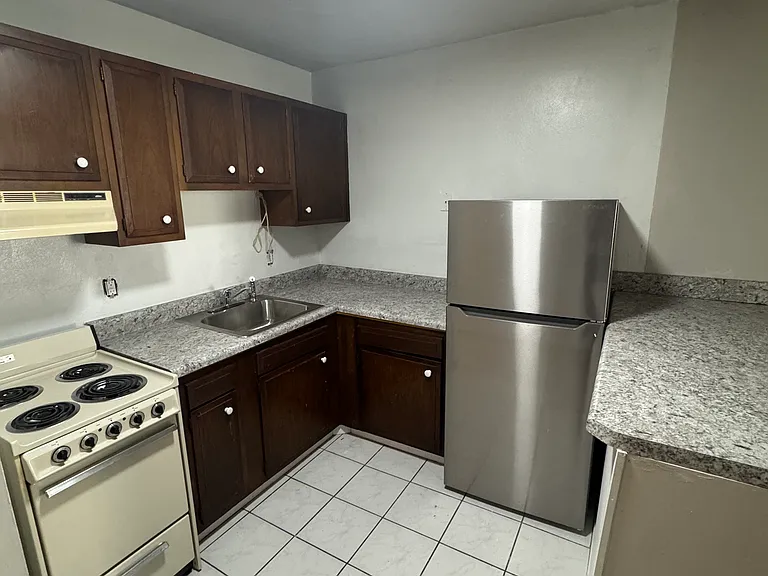 953 Azalea Ct #5 — Photo 3