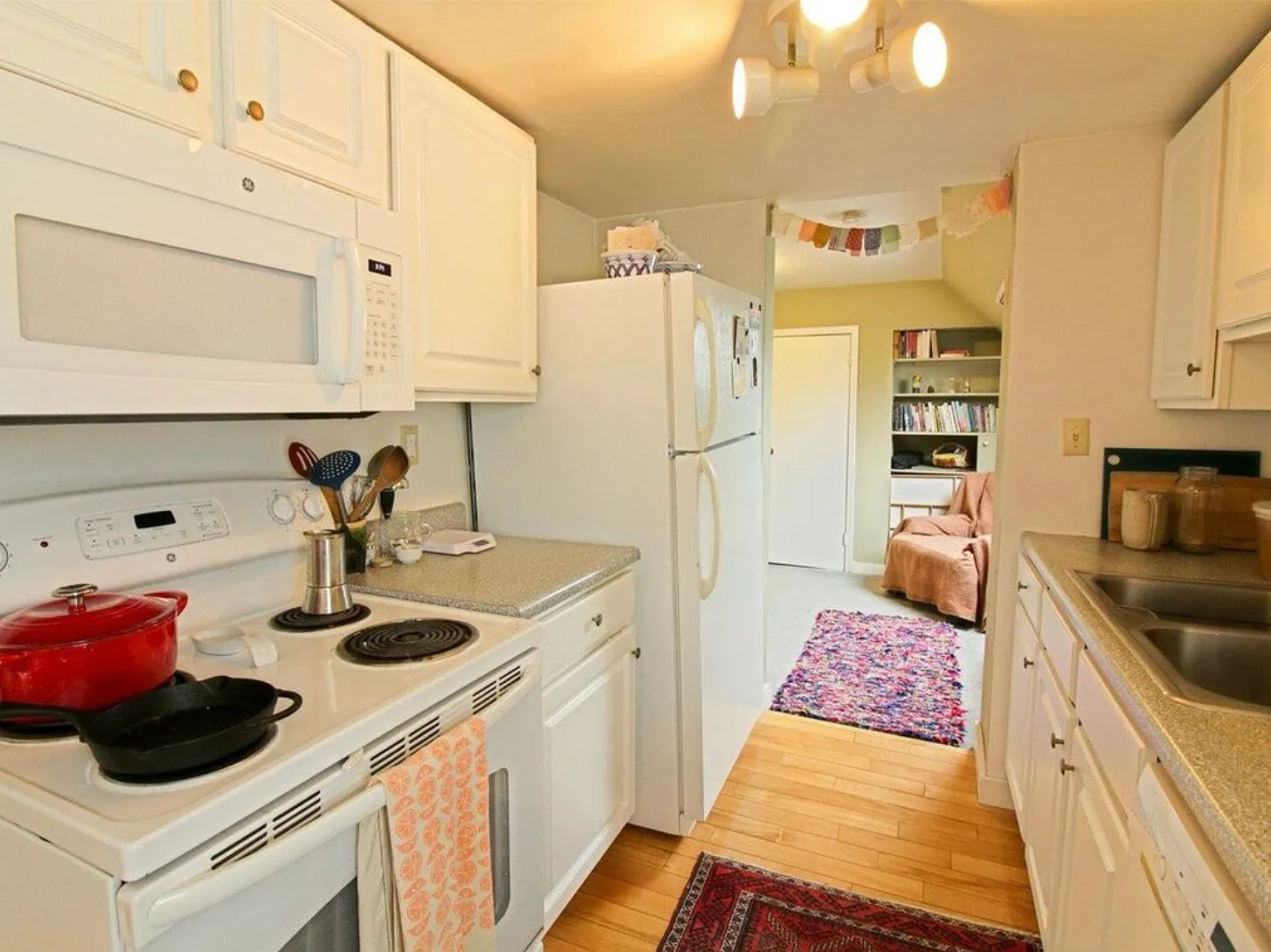 3 bed, 1.5 bath, 1200 sqft, $2,300 — Photo 3