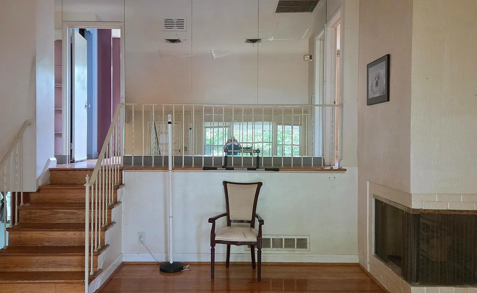 3 bed, 2.0 bath, 1957 sqft, $2,300 — Photo 2