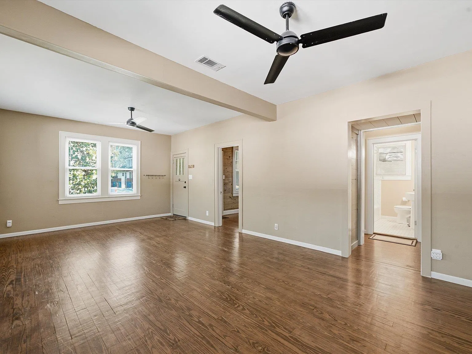 3 bed, 2.0 bath, 1344 sqft, $3,850 — Photo 4