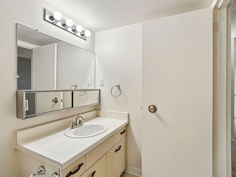 Lincoln Tower Apartments — Photo 21
