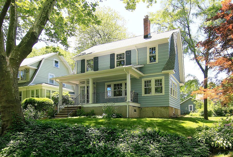 Beautiful, spacious front po