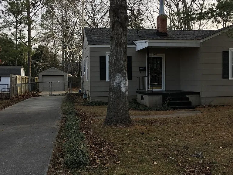 2403 Poincianna St SW — Photo 2