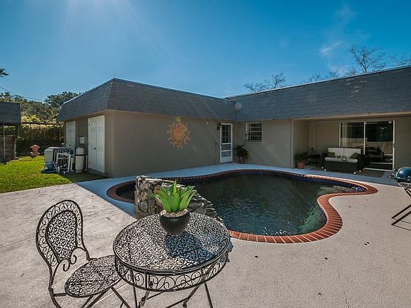 Salt system means no nasty cholirne smell. Pool maintence is included in rent 