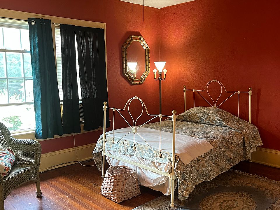 1st image of 812 Stewart Ave SE #1