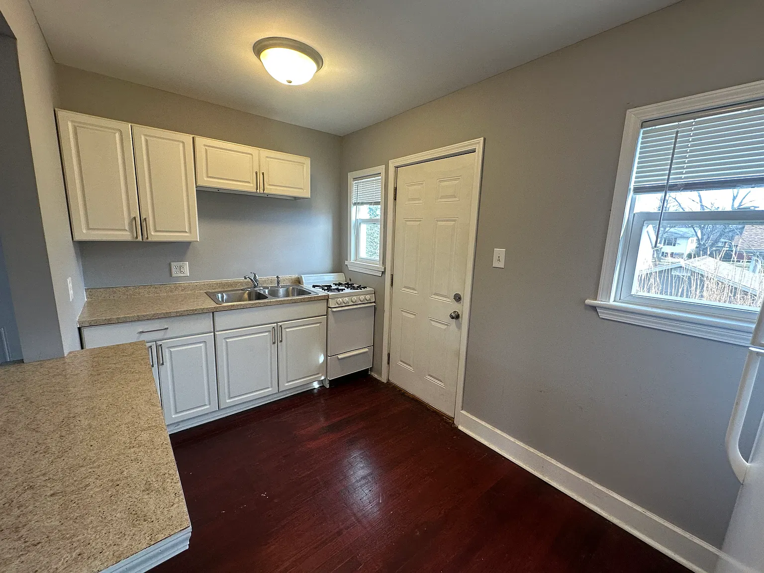 1 bed, 700 sqft, $895 — Photo 3