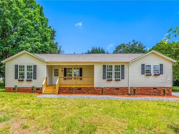 107 Oakridge Ln, Mocksville, NC 27028